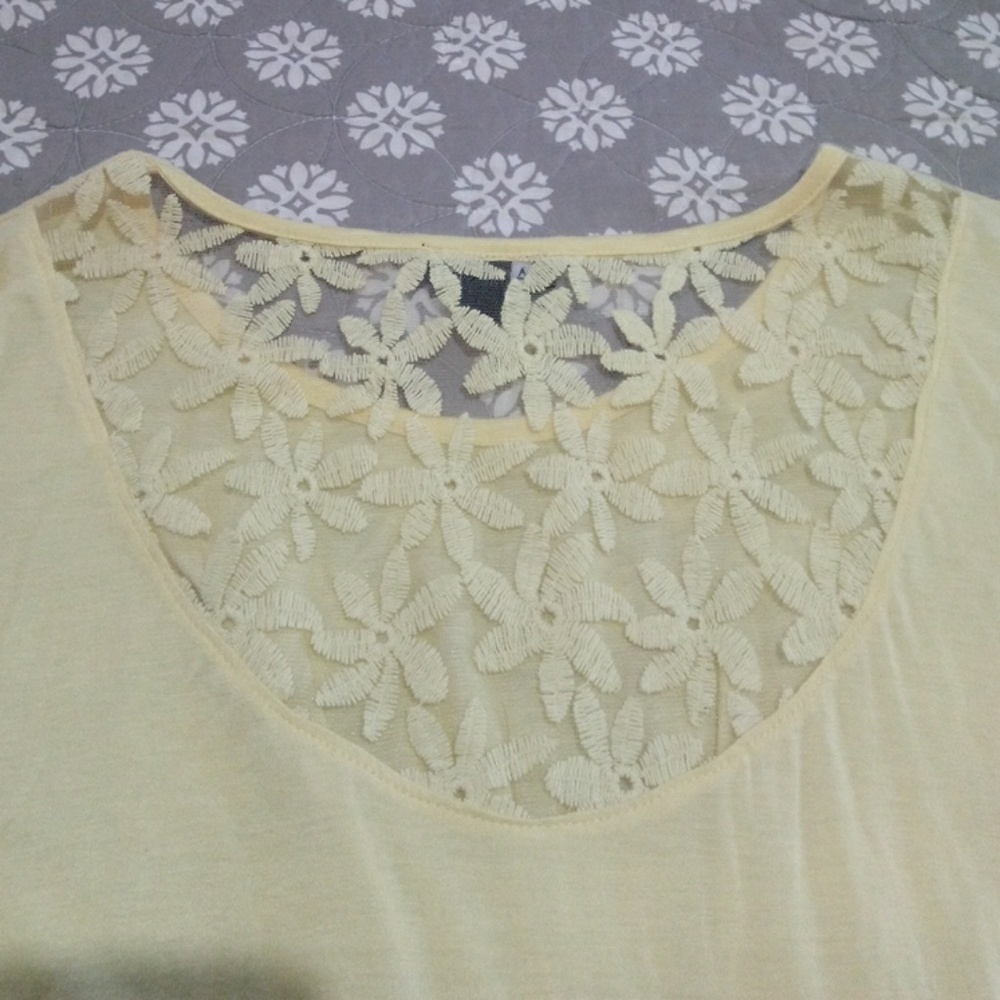 ❤️ SOLD ❤️Yellow Ruched Top - Picture 4 of 5